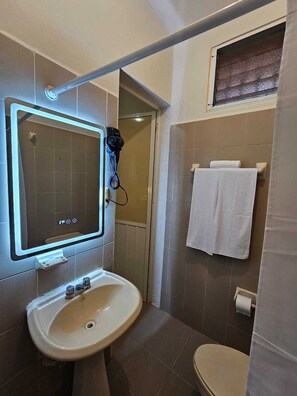 Dusche, kostenlose Toilettenartikel, Handtücher, Seife