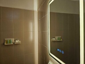 Dusche, kostenlose Toilettenartikel, Handtücher, Seife