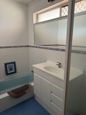 Dusche, Whirlpool, Haartrockner, Bidet