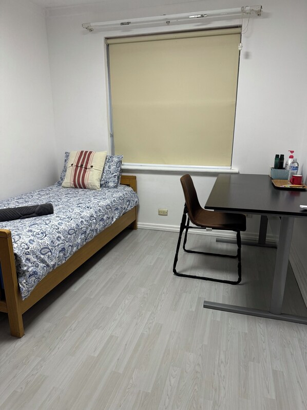 1 bedroom, iron/ironing board, WiFi, bed sheets - cozy room close Perth city (Morley)
