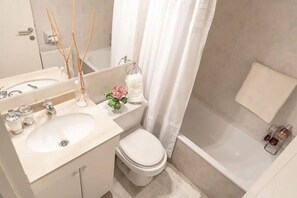 Haartrockner, Handtücher, Seife, Shampoo