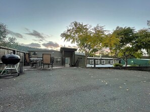 Outdoor dining - Experience Humboldt County Redwoods, Clean, Cozy, Private Yard 420 Friendly  (Redway)