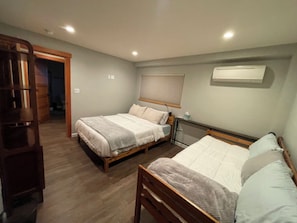 1 bedroom, WiFi, bed sheets - Experience Humboldt County Redwoods, Clean, Cozy, Private Yard 420 Friendly  (Redway)