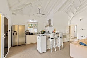 Fridge, microwave, oven, stovetop - Casa Rubio, Grote Berg, Villa with private pool at 'Grote Berg' (Grote Berg)