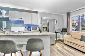 Fridge, oven, stovetop, coffee/tea maker