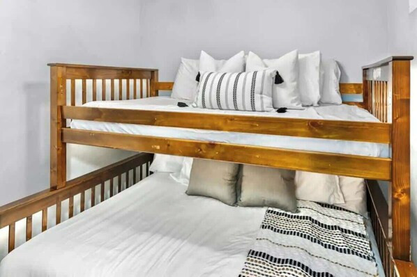 7 quartos, ferros/tábuas de passar roupa, berço de viagem, Wi-Fi