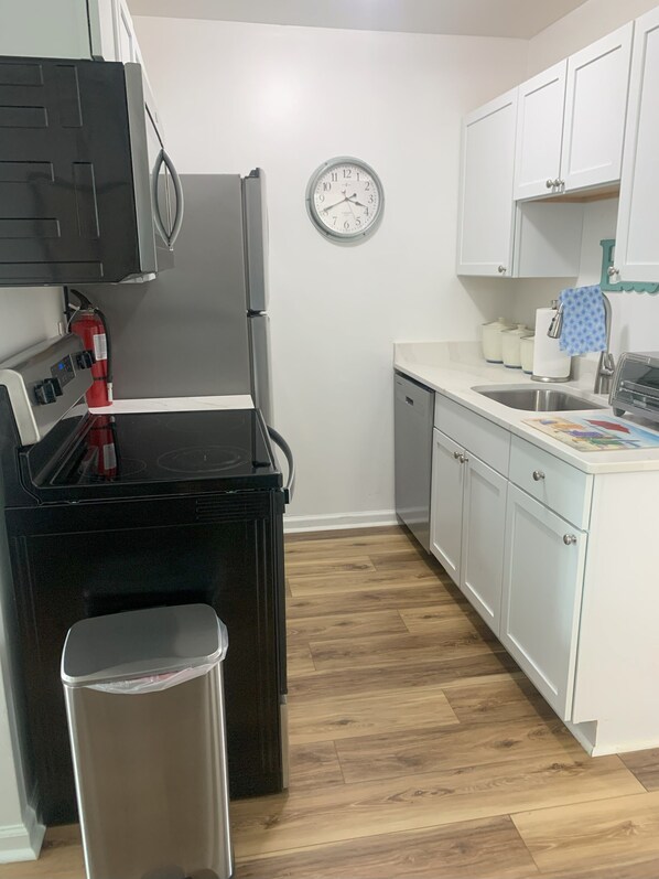 Mikroaaltouuni, uuni, liesi, astianpesukone