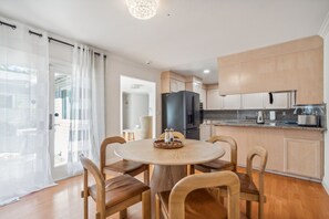 Duplex, 3 Bedrooms | Dining
