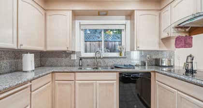 Spacious Mountain View Duplex In Prime Location 3 Bedroom Duplex