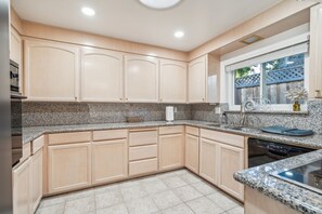 Duplex, 3 Bedrooms | Private kitchen | Fridge, oven, electric kettle, toaster