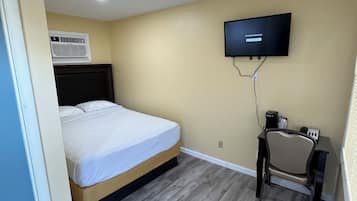 Comfort Single Room | Laptop workspace, free WiFi