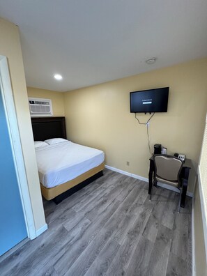 Comfort Single Room | Laptop workspace, free WiFi