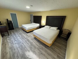 Espacio para trabajar con laptop y wifi gratis 