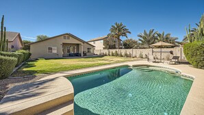 A residential area with a swimming pool, houses, and cacti. - Cactus Bloom - Cozy Desert Retreat in Chandler (Chandler)