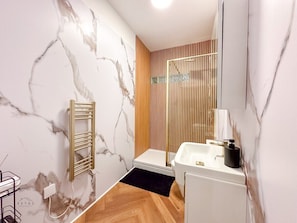 Hair dryer, soap, shampoo, toilet paper - Modern 2 Bedroom Flat in Luton Town Centre (Luton)