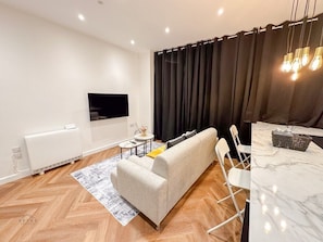 TV - Modern 2 Bedroom Flat in Luton Town Centre (Luton)