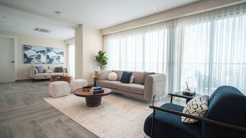 Habitación Deluxe, 1 habitación | Área de sala de estar | Smart TV de 40 pulgadas con canales vía satélite y Netflix