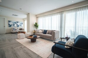 Habitación Deluxe, 1 habitación | Zona de estar | Smart TV de 40 pulgadas con canales por satélite, Netflix