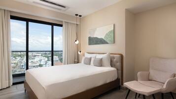 Quarto luxo, 2 quartos | 1 quarto, edredons de pluma, frigobar, cofres nos quartos