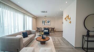 Deluxe-Zimmer, 1 Schlafzimmer | Wohnbereich | 40-Zoll-Smart-TV mit Satellitenempfang, Netflix, Streaming-Dienste