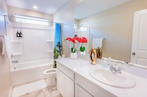 Regadera, secadora de cabello, bidet, toallas 