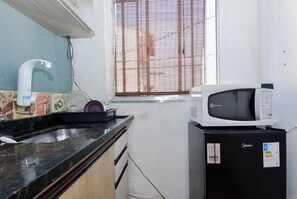 Réfrigérateur, micro-ondes, batterie de cuisine, vaisselle et ustensiles