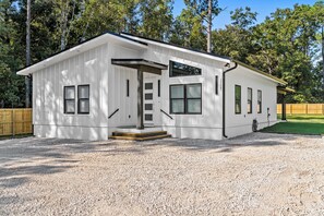 Exterior - Modern, Cozy and Spacious Home in Foley Alabama. (Foley)