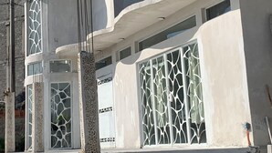 Un edificio moderno con un diseño arquitectónico único, con ventanas amplias y diseños intrincados, y una estructura de concreto destacada.