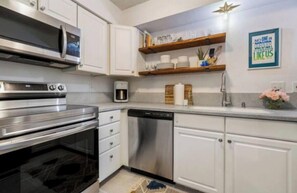 Een koelkast, een magnetron, een oven, een kookplaat