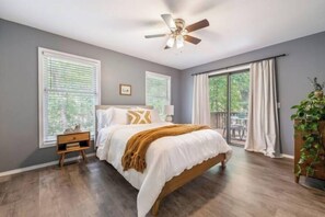 3 slaapkamers, een strijkplank/strijkijzer, reisbedje, gratis wifi