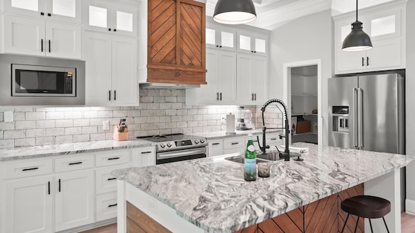 House, 3 Bedrooms | Private kitchen | Fridge, oven, coffee/tea maker, toaster