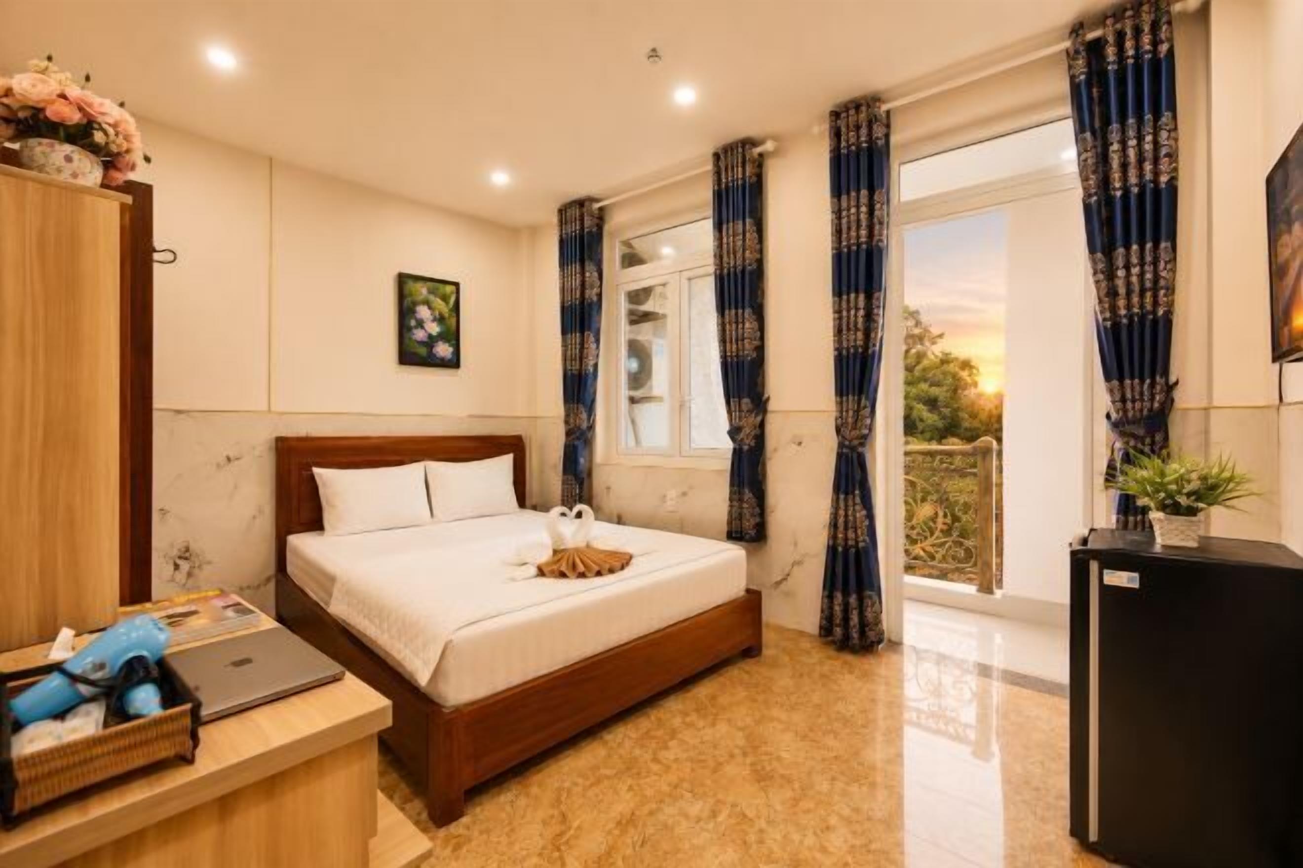 Blackout drapes, soundproofing, free WiFi, bed sheets