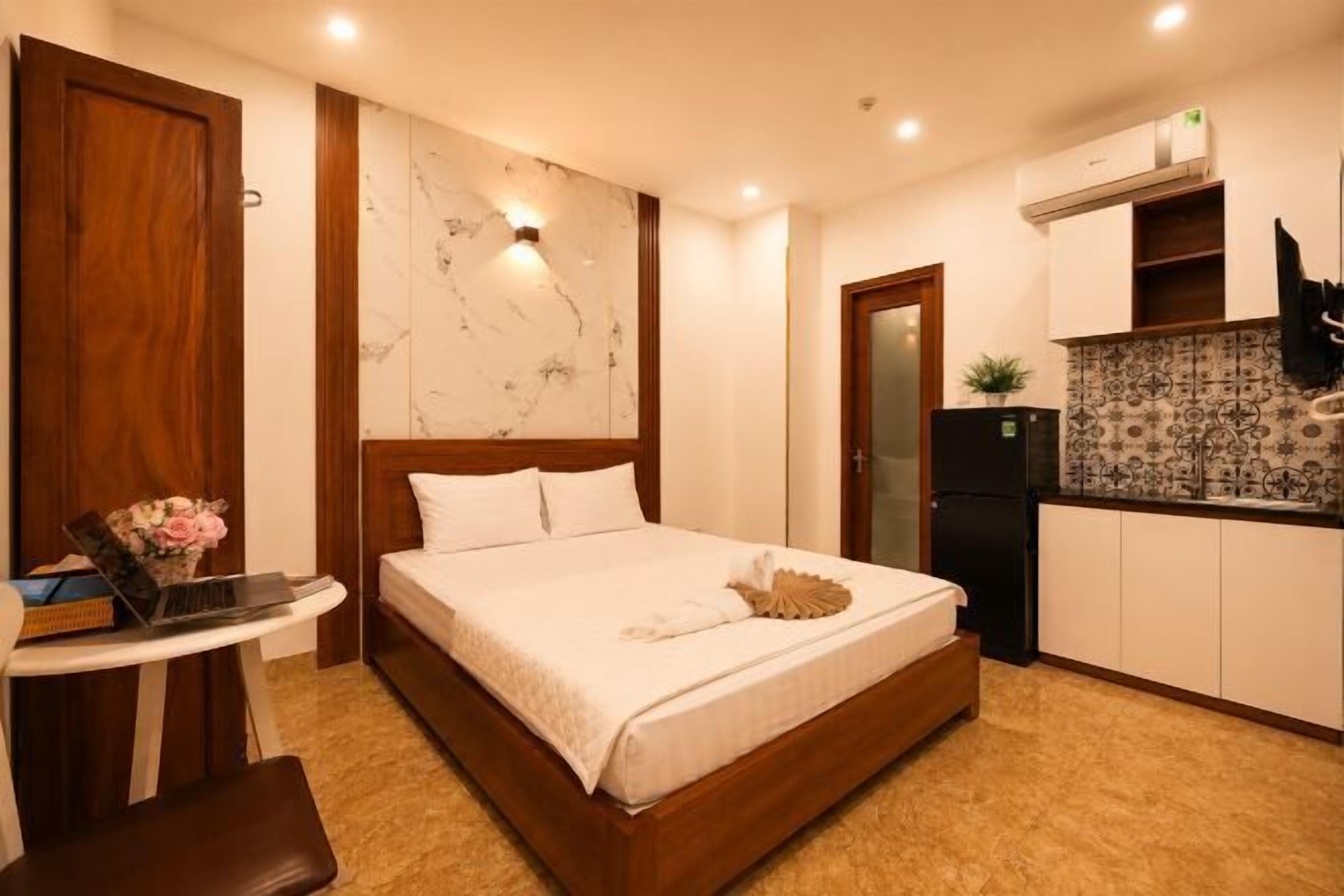Blackout drapes, soundproofing, free WiFi, bed sheets