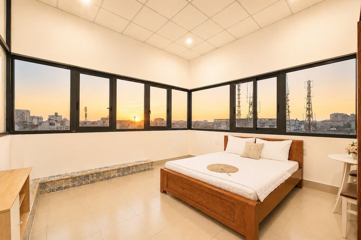 Blackout curtains, soundproofing, free WiFi, bed sheets
