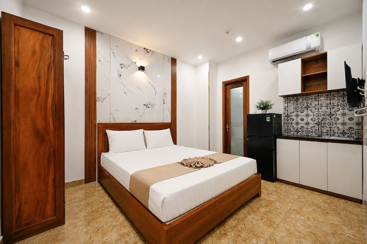 Blackout curtains, soundproofing, free WiFi, bed sheets