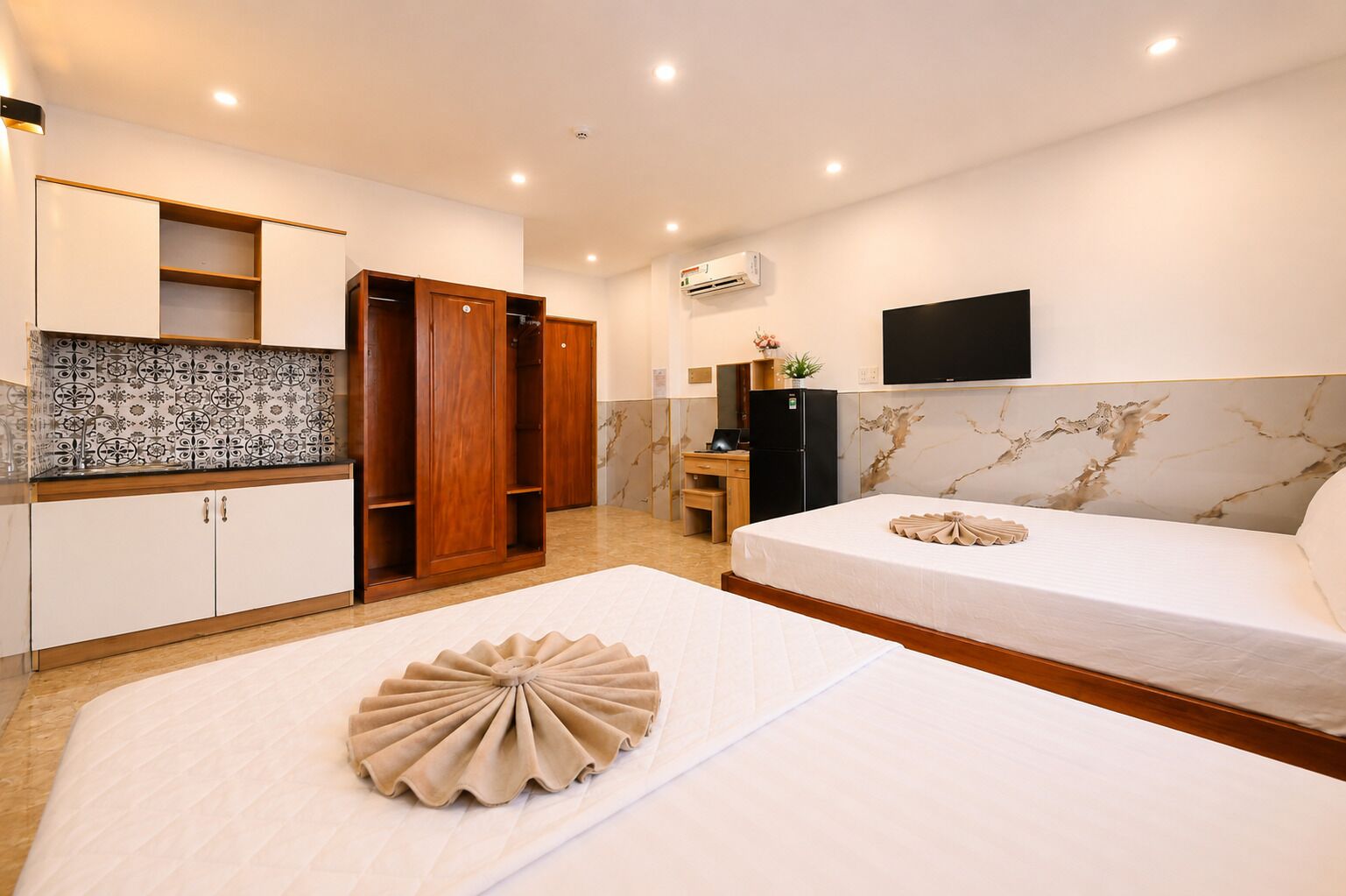 Superior Twin Room, City View | Desk, blackout drapes, soundproofing, free WiFi