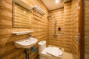Family Room, City View | Bathroom - Yoyo Airport Saigon Hotel (Ho Chi Minh City)
