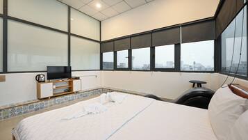 Couple Suite | Desk, blackout drapes, soundproofing, free WiFi