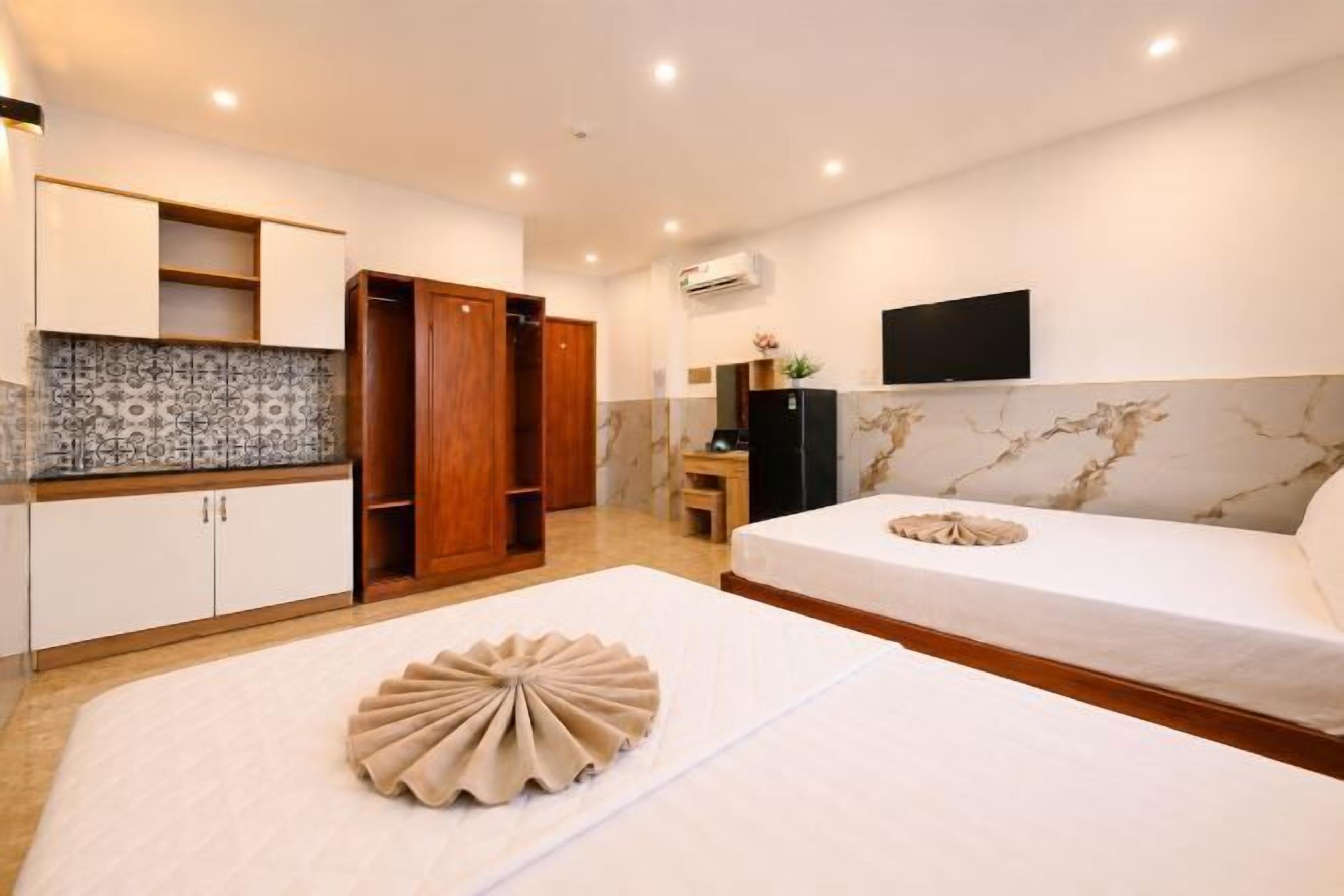 Blackout drapes, soundproofing, free WiFi, bed sheets