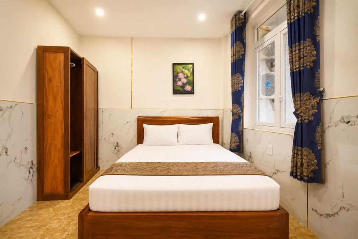 Blackout drapes, soundproofing, WiFi (free), bed sheets