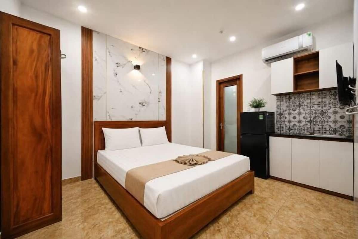 Blackout curtains, soundproofing, free WiFi, bed sheets