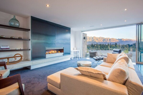 TV, fireplace