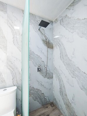 Secadora de cabello, toallas, jabón, papel de baño 