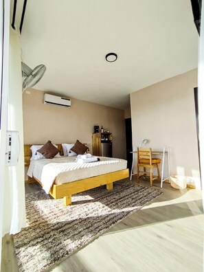 1 bedroom, desk, WiFi, bed sheets
