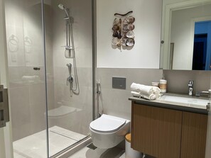 Dusche, Haartrockner, Bidet, Handtücher