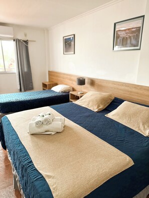 Driepersoonskamer | Een bureau, een laptopwerkplek, geluiddichte muren, gratis wifi