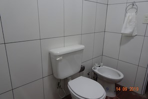 Triple Room | Bathroom | Free toiletries, hair dryer, bidet, towels - Mediterráneo Suites Iguazú (Puerto Iguazú)