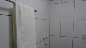 Habitación triple | Baño | Amenidades de baño gratuitas, secadora de cabello, toallas, jabón 