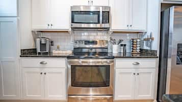 Coffee/tea maker, fridge, microwave, oven