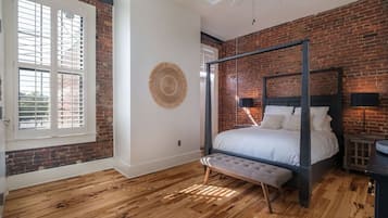 Iron/ironing board, travel cot, WiFi, bed sheets